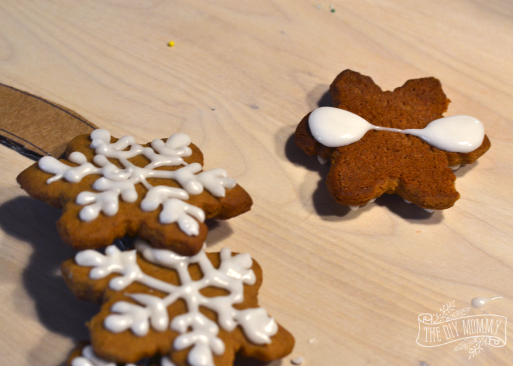 Make an Edible Gingerbread Cookie Wreath - Cozy DIY Home