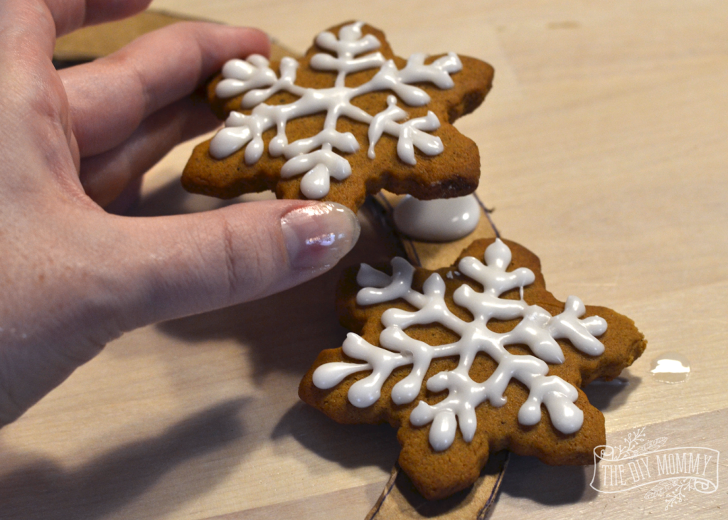Make an Edible Gingerbread Cookie Wreath - Cozy DIY Home