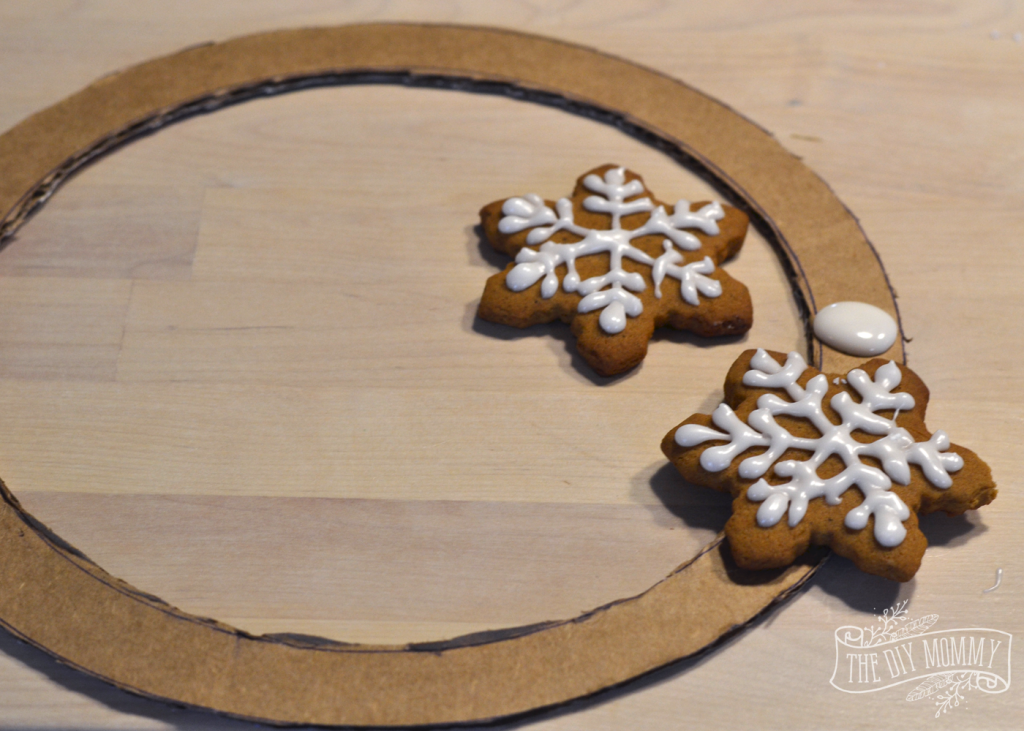 Make an Edible Gingerbread Cookie Wreath - Cozy DIY Home