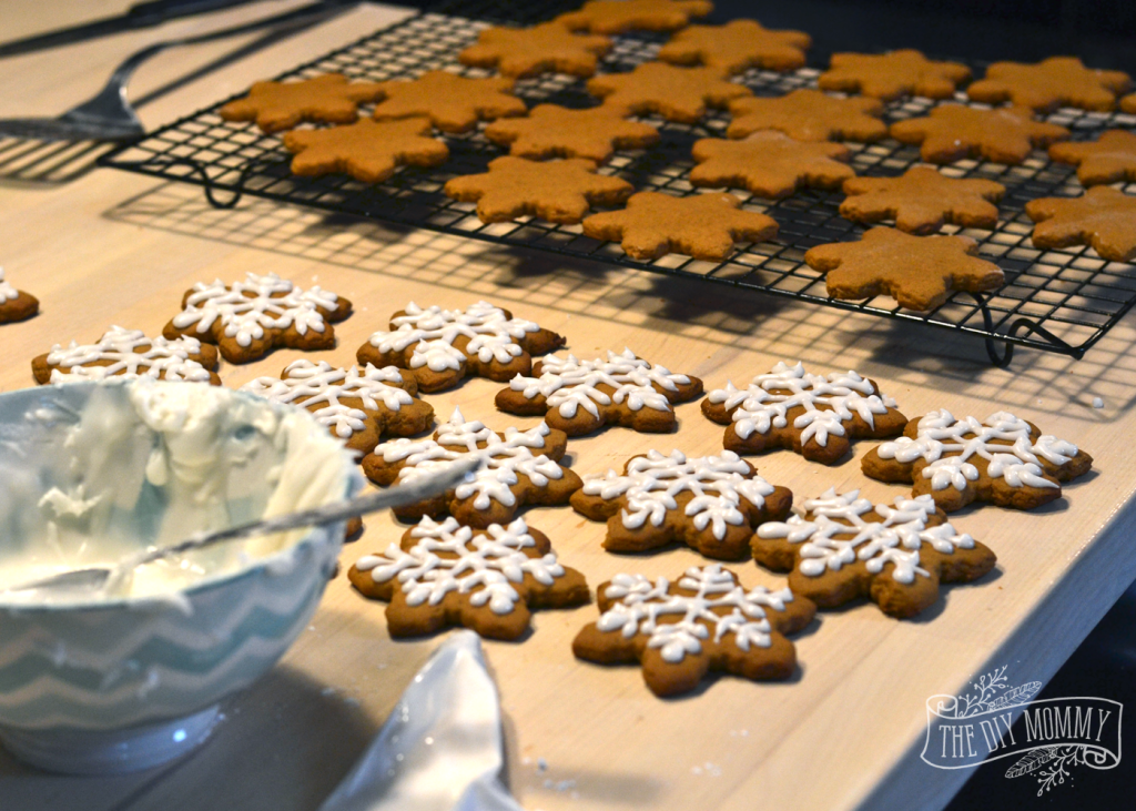 Make an Edible Gingerbread Cookie Wreath - Cozy DIY Home