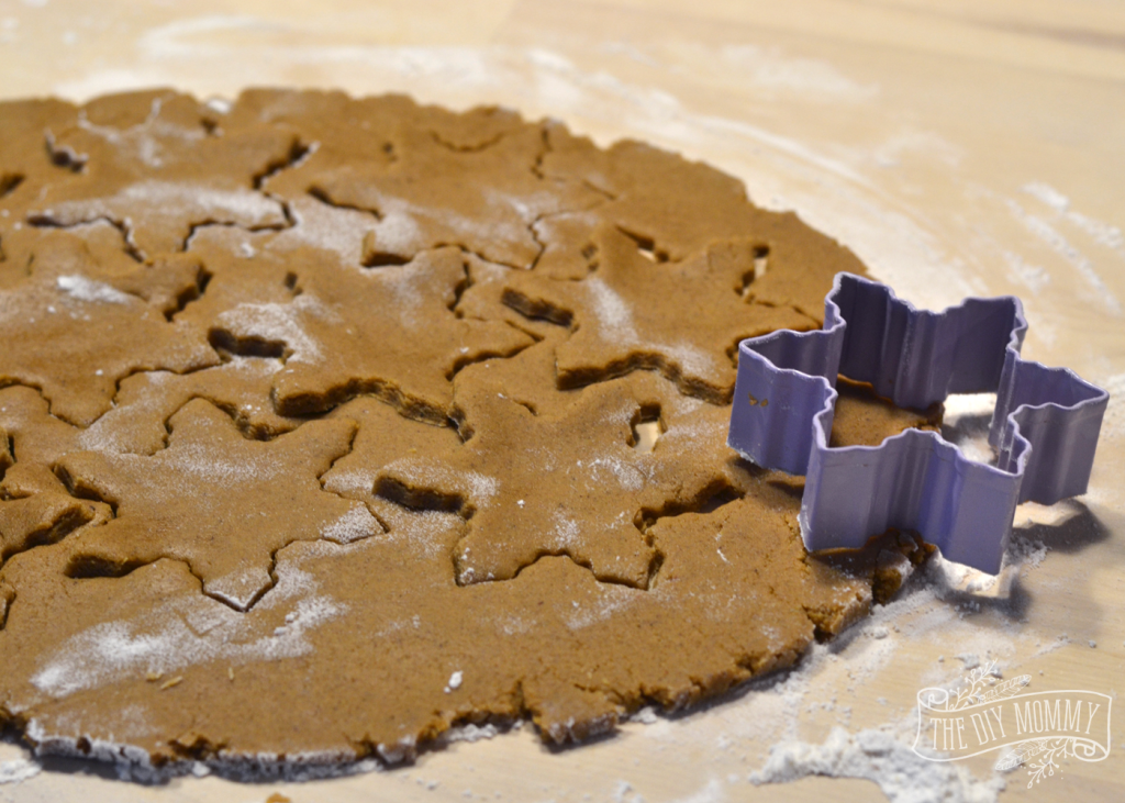 Make an Edible Gingerbread Cookie Wreath - Cozy DIY Home